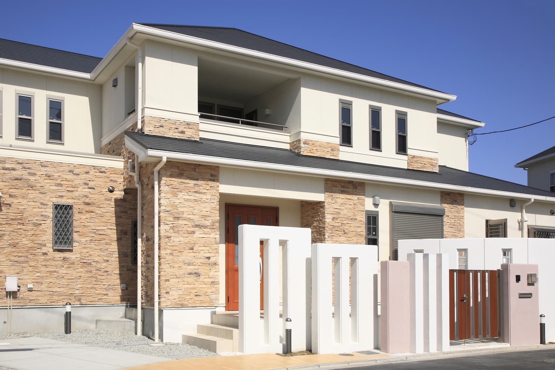 レンガ調の外観