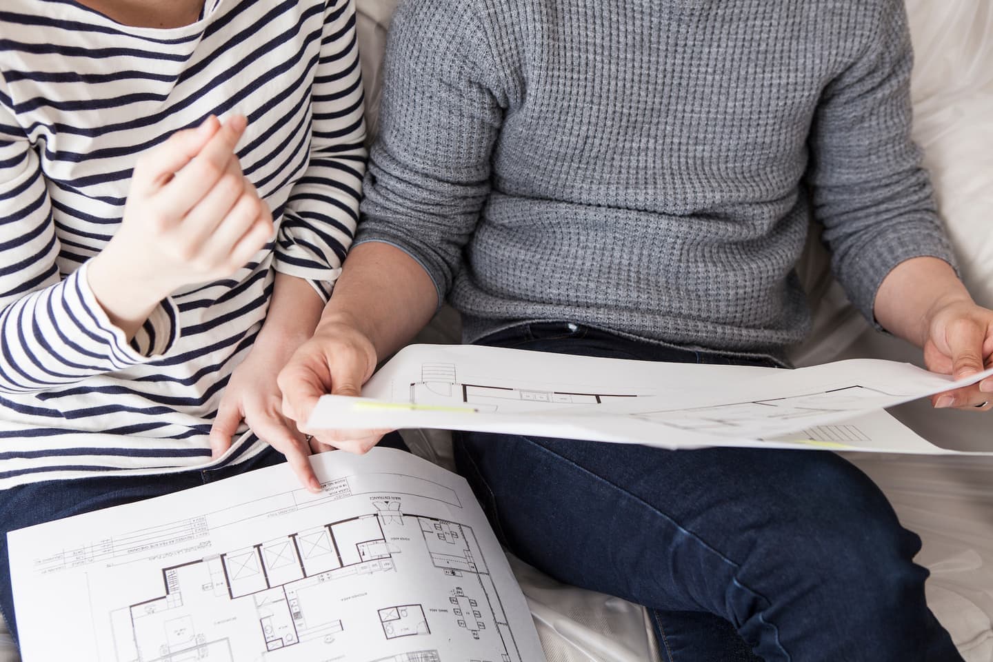 図面を見る男女