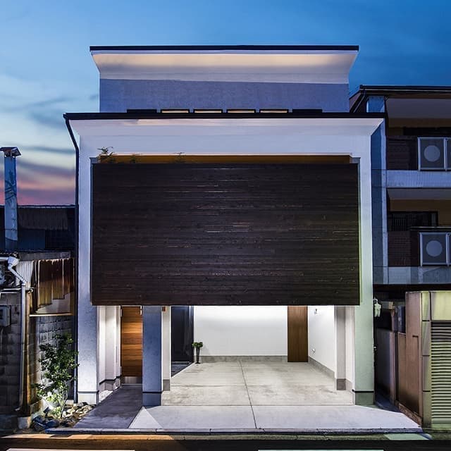 外から見たビルトインガレージ